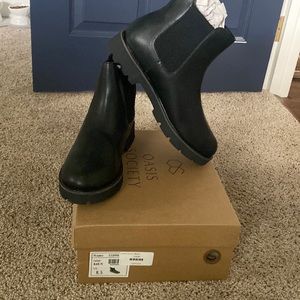 Black Chelsea boots